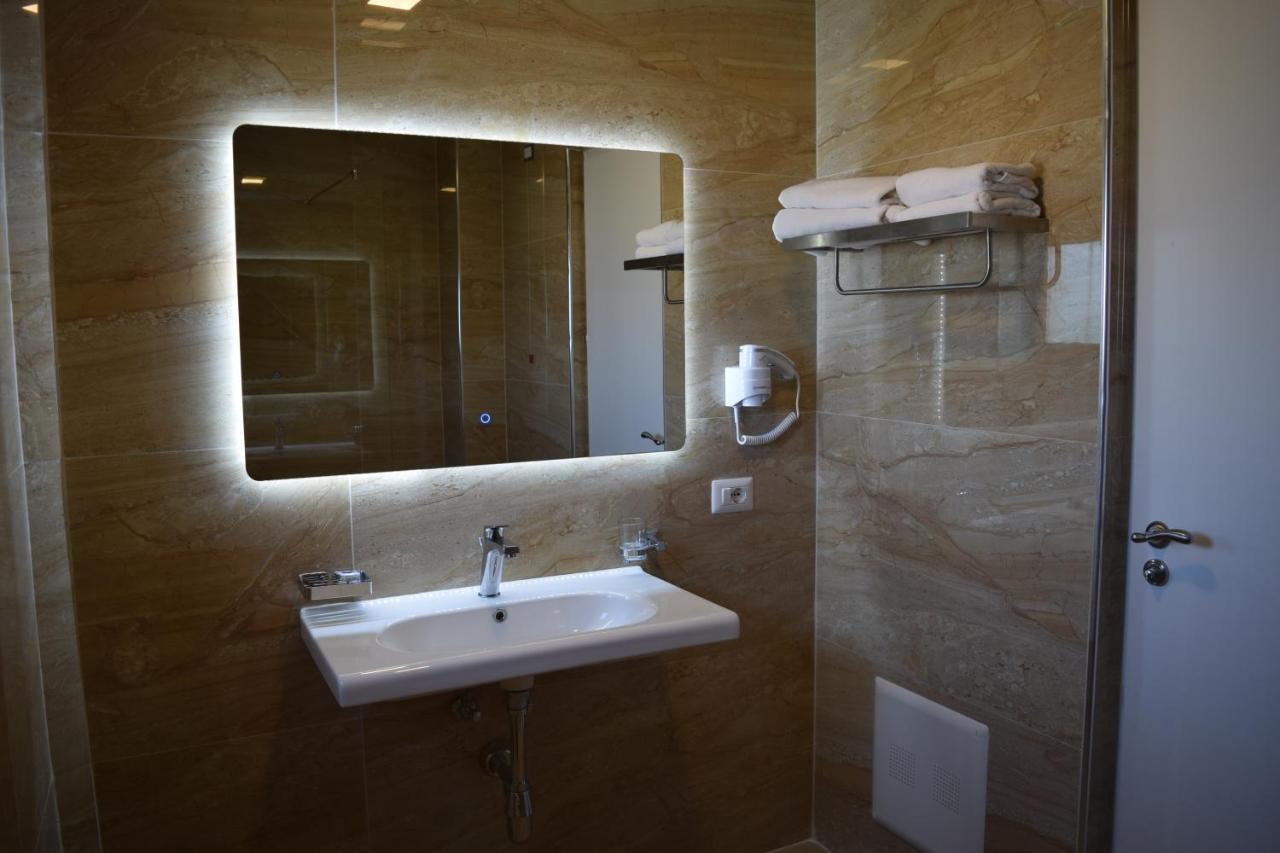 Amber Hotel Albania سبيل المظهر الخارجي الصورة