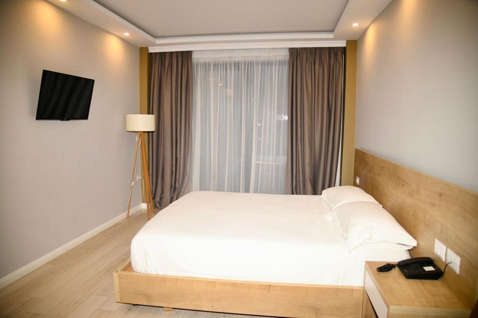 Amber Hotel Albania سبيل المظهر الخارجي الصورة