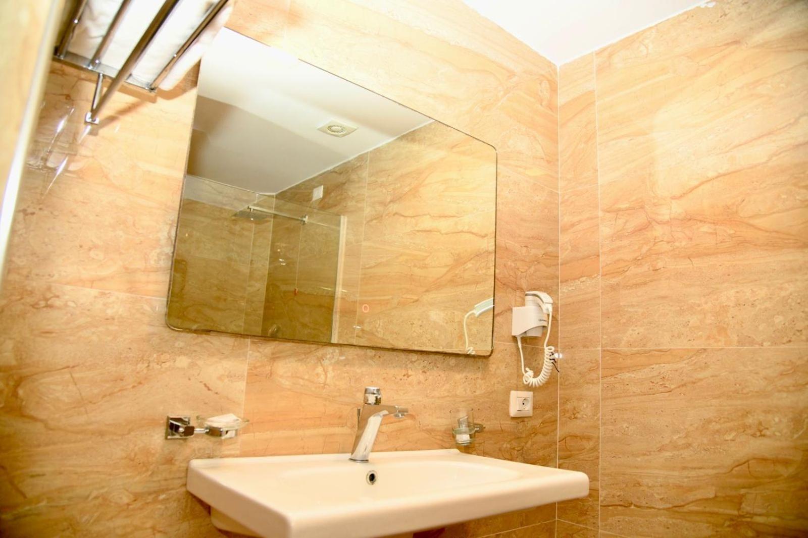 Amber Hotel Albania سبيل المظهر الخارجي الصورة